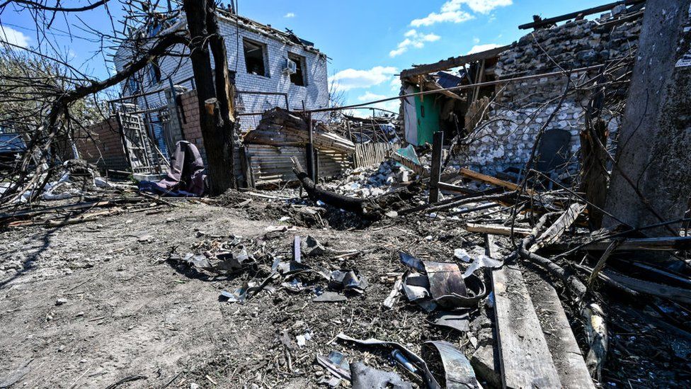 Война в Украине: Два британских гуманитарных работника захвачены россией, заявляет НПО 2 Город Запорожье принял множество людей, бежавших из осажденного Мариуполя, но и сам подвергся обстрелу