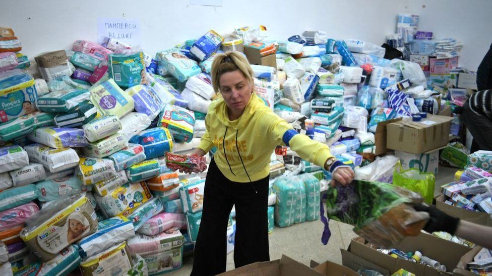 Волонтер доставляет вещи матерям во Львове, Украина, в марте. Волонтеры доставляют таблетки экстренной контрацепции