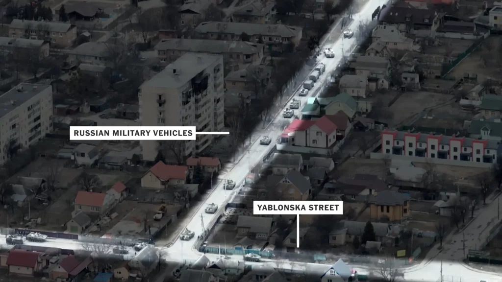 Российская автоколонна расположилась на улице Яблонска в Буче в начале марта