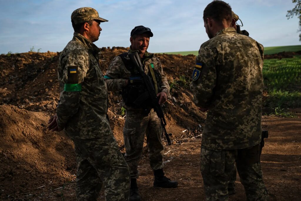 Война в Украине: Солдаты украинских сил территориальной обороны в воскресенье в Запорожской области на юго-востоке Украины