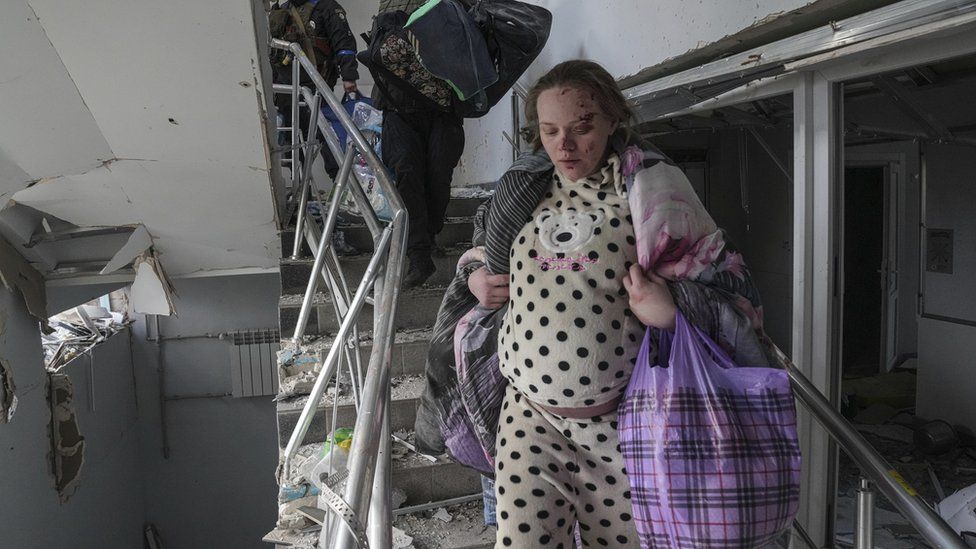 Раненая Вышемирская спускается по лестнице в родильном доме, поврежденном в результате обстрела в Мариуполе, Украина, среда, 9 марта 2022 года.