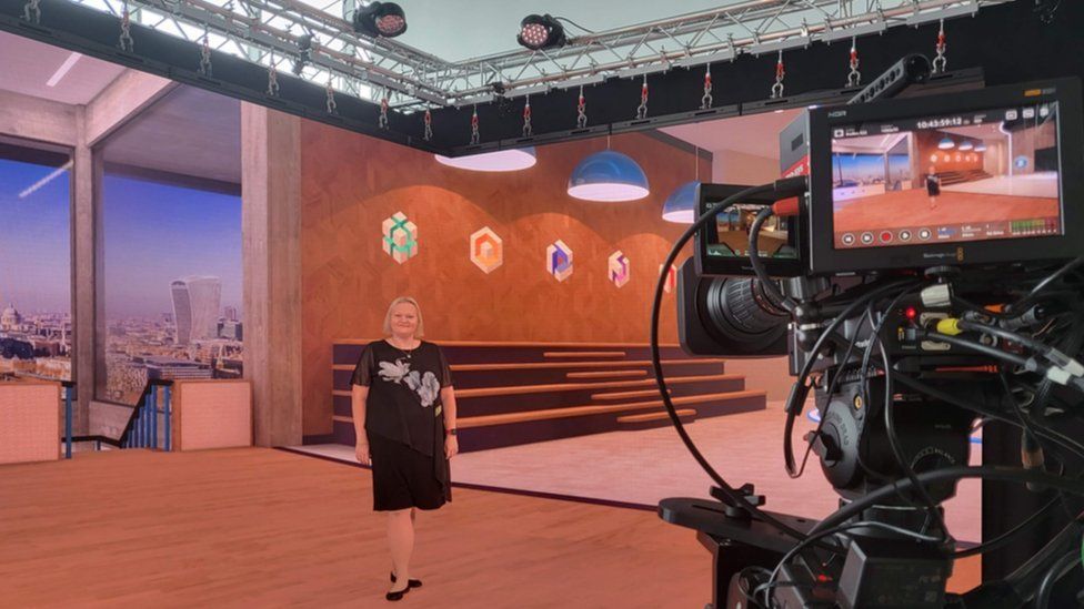 Бизнес-директор Пиппа Босток на своей виртуальной сцене