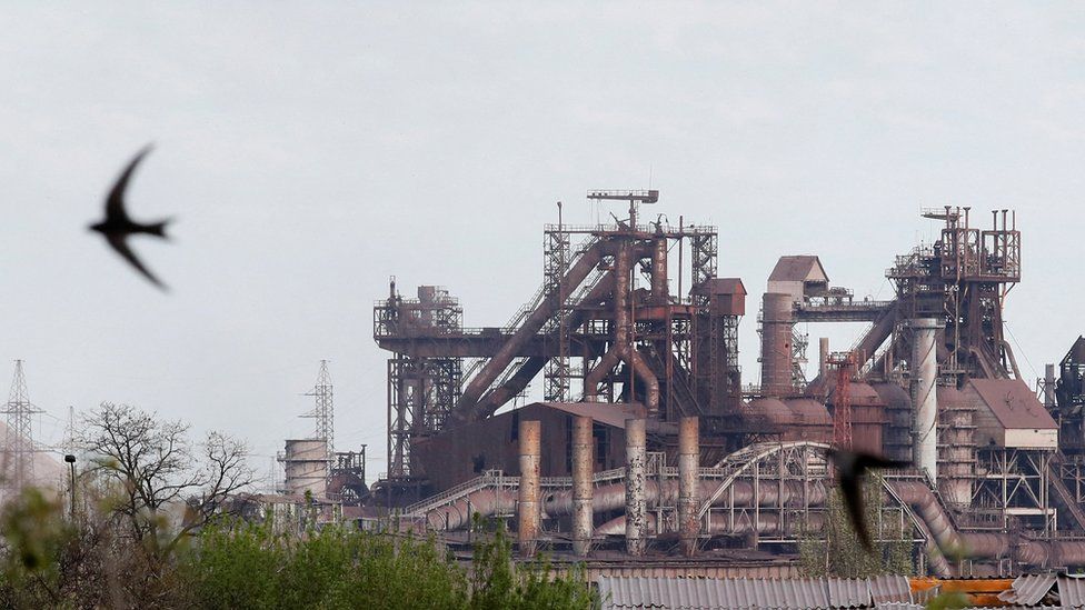 Сталелитейный завод "Азовсталь" - это огромная промышленная зона, полная подземных туннелей и других укрепленных мест