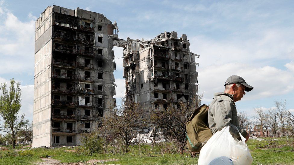 Война в Украине: Заявление Зеленского - россияне ищут выход из ситуации в городе Мариуполь 2 Поврежденное здание в городе Мариуполь