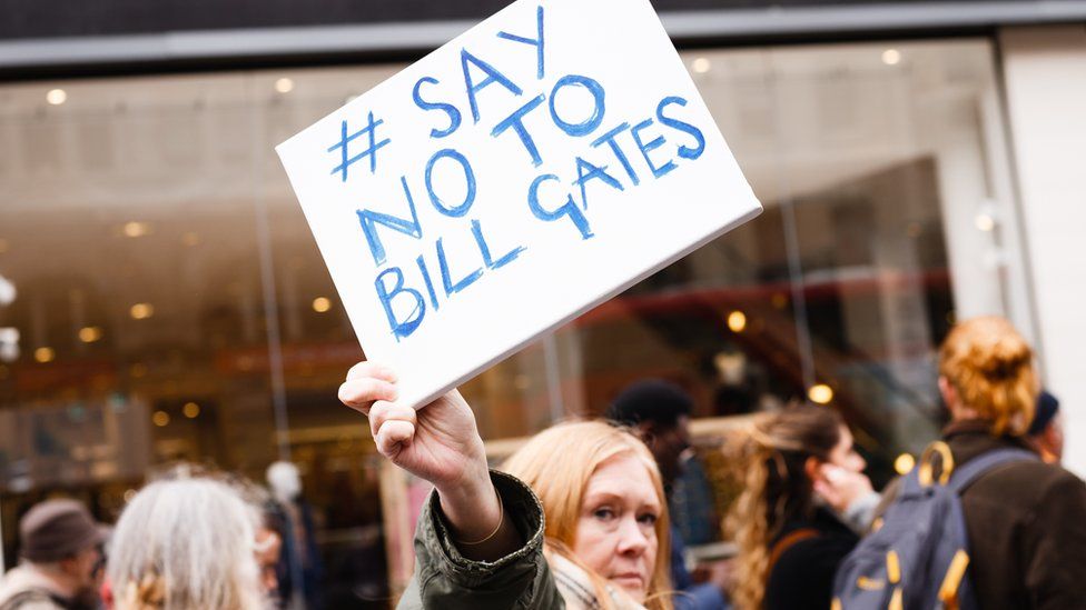Активистка движения против блокировки в Лондоне