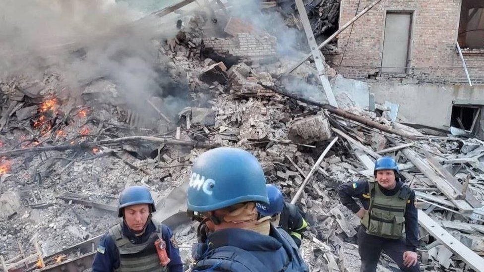 Война в Украине: Десятки людей погибли после попадания авиабомбы в школу 1 Попадания авиабомбы. Спасатели в Белогоровке