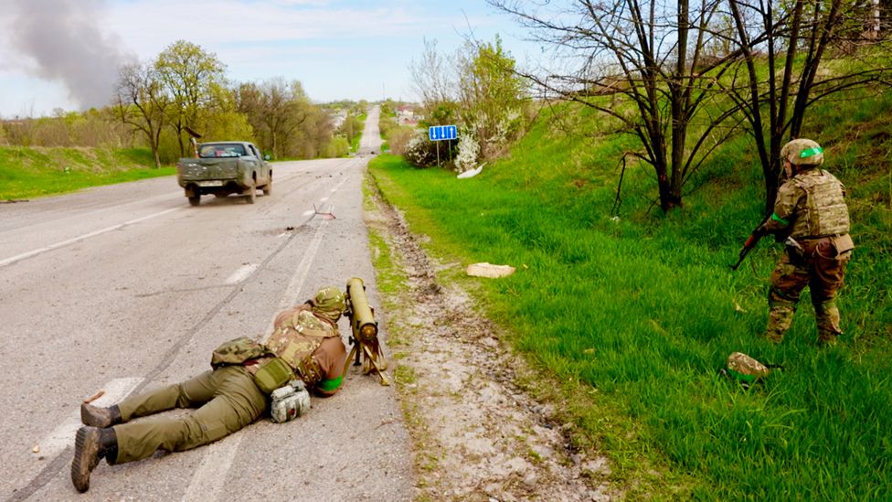 Война в Украине: Российские войска отброшены от Харькова - репортаж с фронта 5 Украинские войска пытаются продвинуться вперед, вдалеке виден дым
