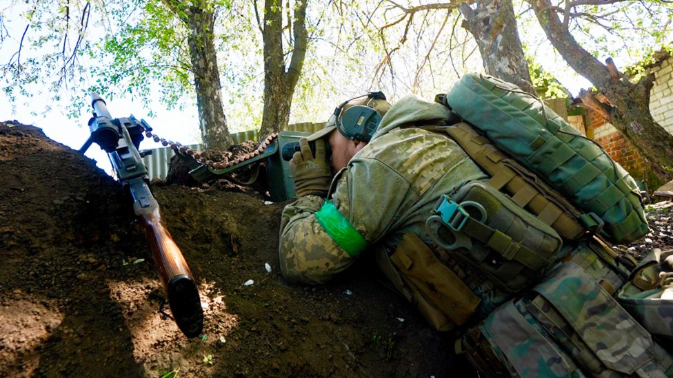 Война в Украине: Российские войска отброшены от Харькова - репортаж с фронта 7 Укрытие в окопе