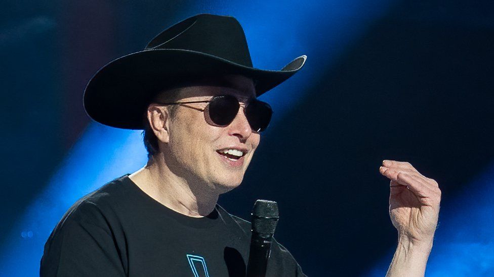 Илон Маск выступает на вечеринке по случаю открытия производства Tesla Giga Texas "Cyber Rodeo" 7 апреля 2022 года в Остине, штат Техас.