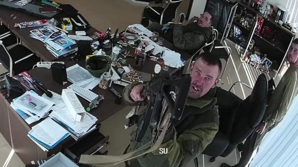 Украинско-российская война: Российские солдаты не знали, что их снимают на камеру