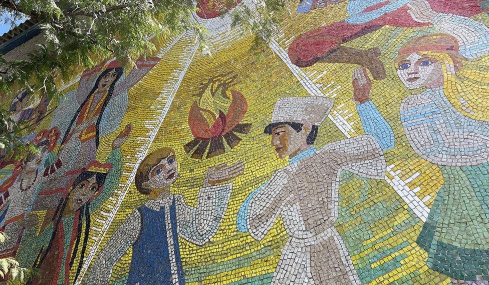 Лагерь "Лучезарный" украшен мозаикой с изображением играющих счастливых детей - теперь это место преступления
