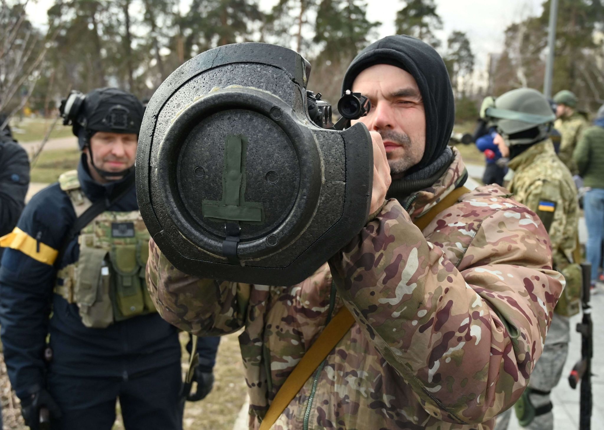 Великобритания  Ukrainian soldier with Nlaw anti-tank weapon