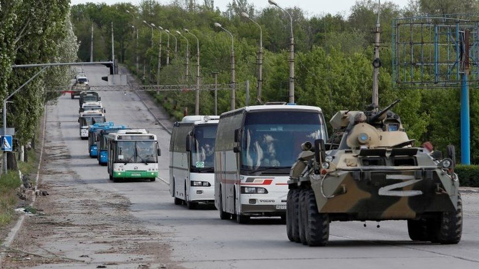 Мариуполь: По меньшей мере еще семь автобусов были замечены выезжающими из Азовстали во вторник и позже прибывшими в деревню, удерживаемую поддерживаемыми россией повстанцами, сообщило агентство Reuters.