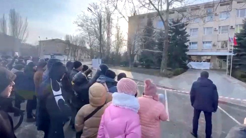 Толпы людей собрались у здания областной администрации в Мелитополе, когда, по сообщениям, был похищен мэр города