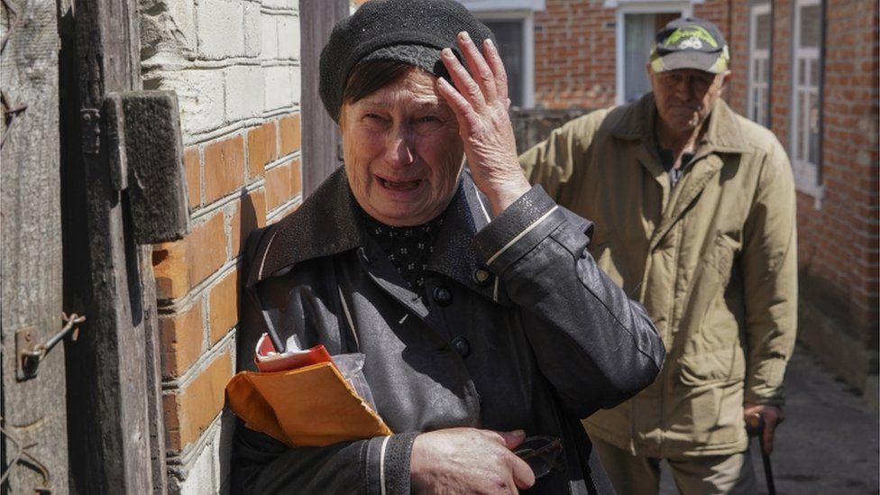 Обзор войны в Украине, Женщина скорбит после эксгумации тела убитого под Харьковом мужчины
