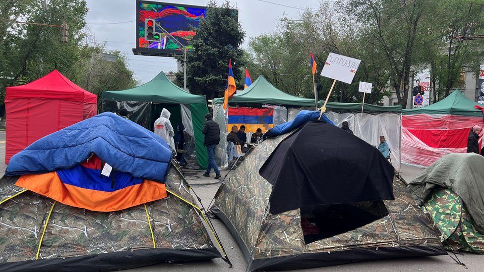 Война в Украине: российские антивоенные протестующие бегут в Армению в надежде на безопасность 7 В течение нескольких недель протестующие митингуют в центре Еревана, принимая участие в акциях, которые были бы незаконными в россии