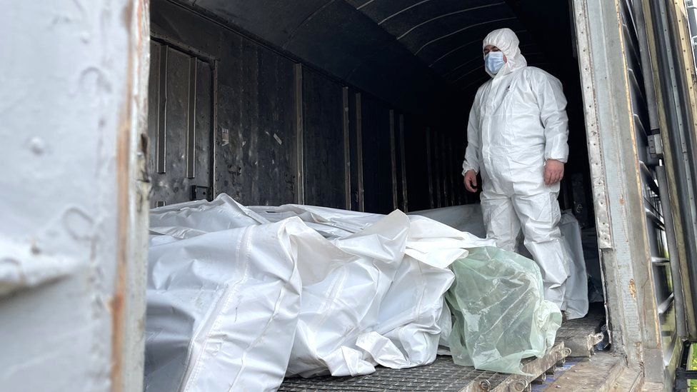 Тела десятков погибших российских солдат, обнаруженные под Киевом, помещены в вагоны поездов-рефрижераторов