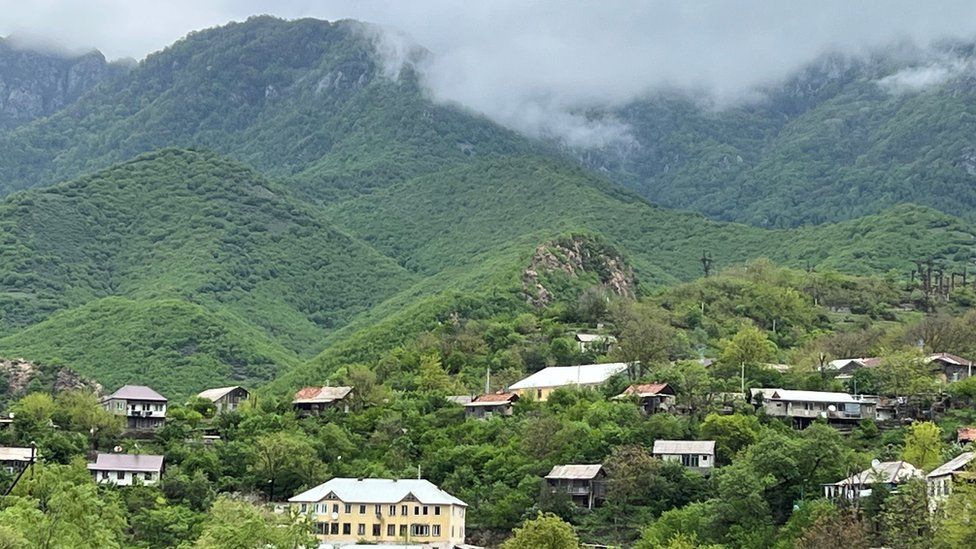 русские переехали в города по всей Армении, в том числе в сельские районы, включая Туманян