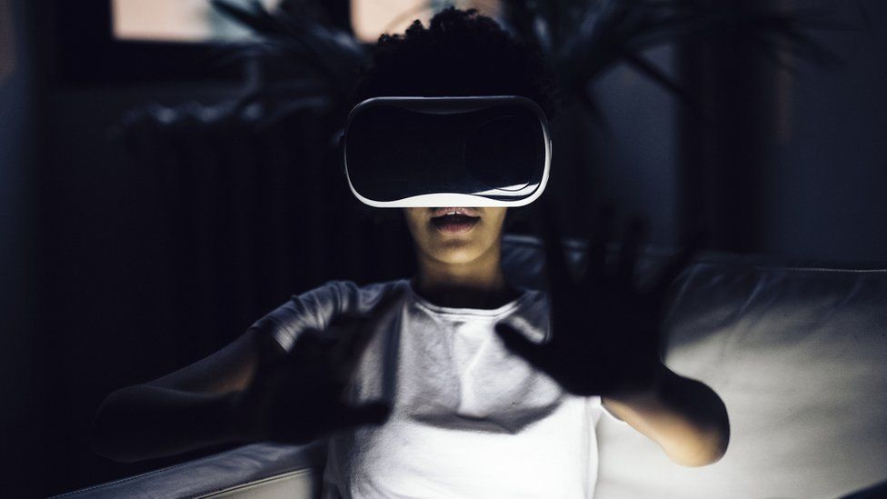 Стоковое изображение женщины, использующей VR