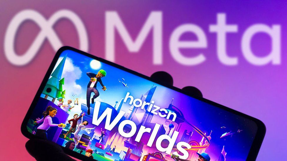 Изображение телефона, показывающего экран horizon worlds с логотипом meta позади