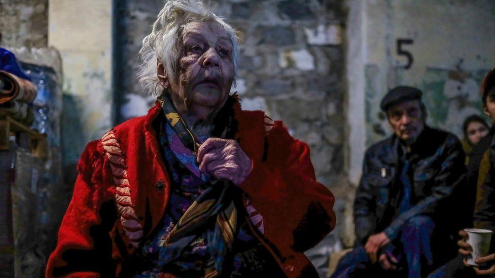 мама ищет сыновей. Тысячи мирных жителей остаются в ловушке в Северодонецке, крупном городе Донбасса, находящемся под контролем Украины