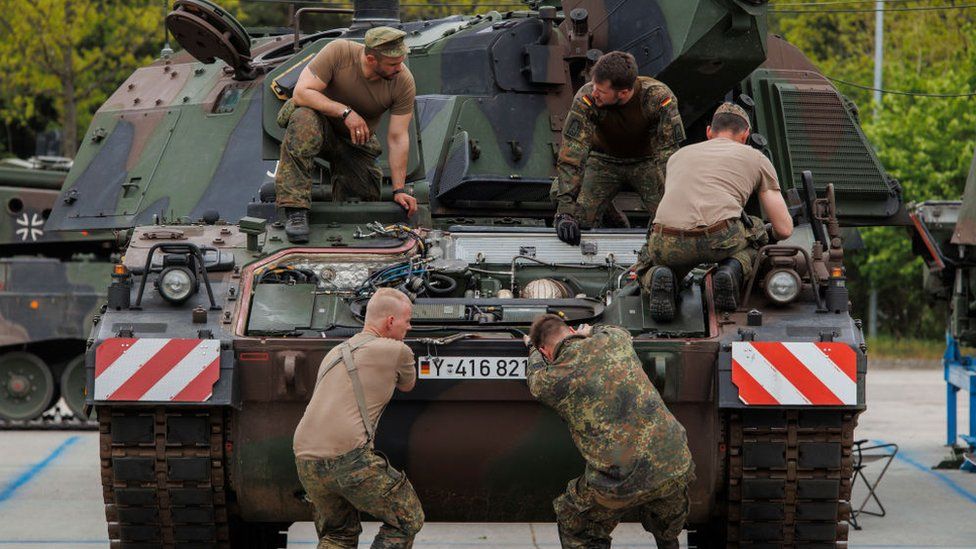 Это не танк, но немецкие военные обучают украинских солдат на Panzerhaubitze 2000