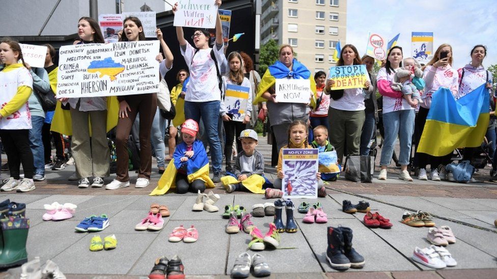 Эти протестующие в пятницу призвали Шольца немедленно вооружить Украину