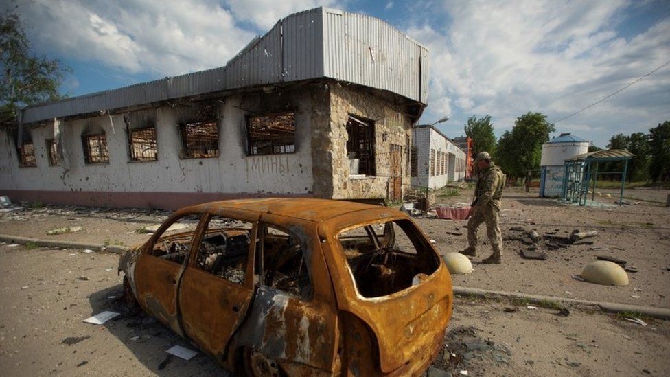 «Освобождение». Украинский солдат осматривает повреждения от российских снарядов в Маринке, Донецкая область, в эти выходные