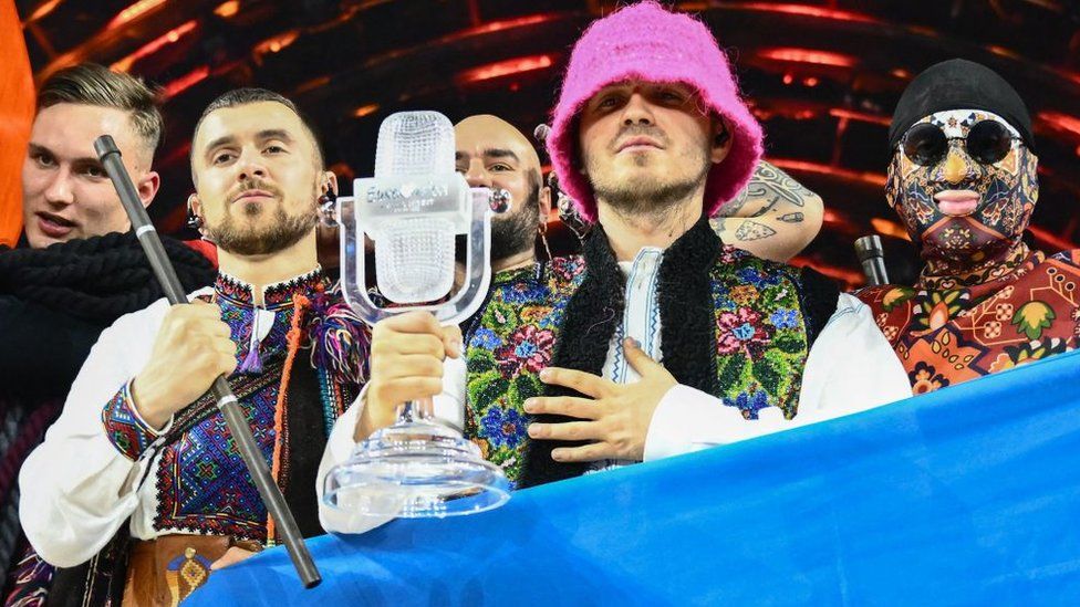 Евровидения, На сцене с трофеем в Турине