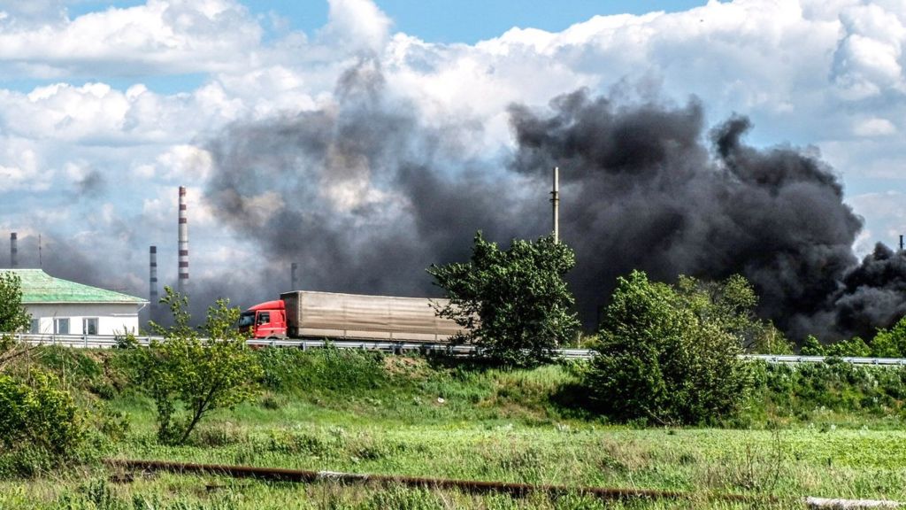 Дым поднимается от разбомбленного нефтеперерабатывающего завода в Лисичанске, 27 мая