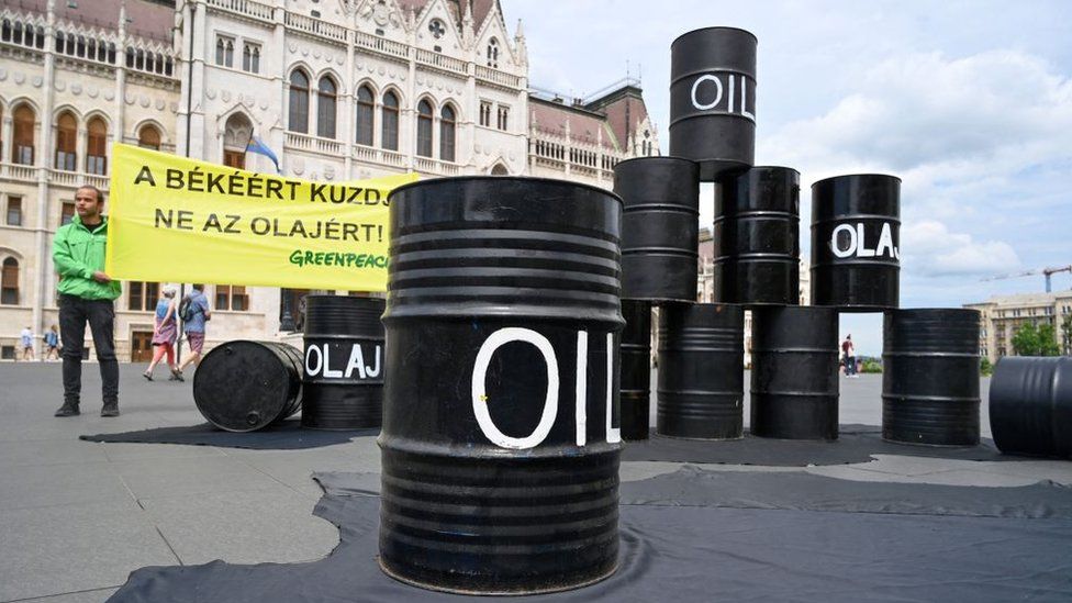 Бочки с нефтью на акции протеста, организованной "Гринпис" перед зданием парламента Венгрии
