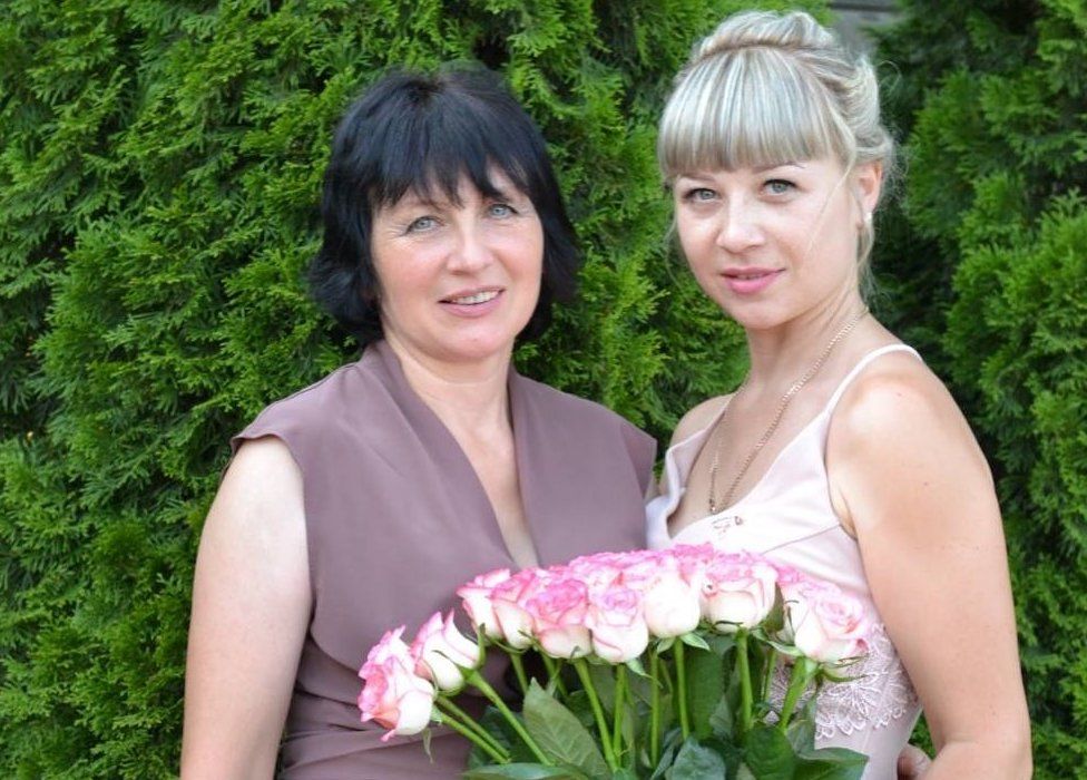 Алина (справа) покинула Украину, но ее мать осталась в относительно безопасном месте