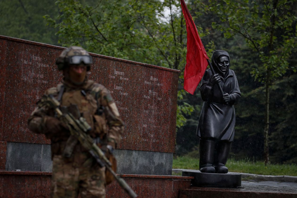 Скульптура госпожи Ивановой была открыта в этом месяце в оккупированном Мариуполе