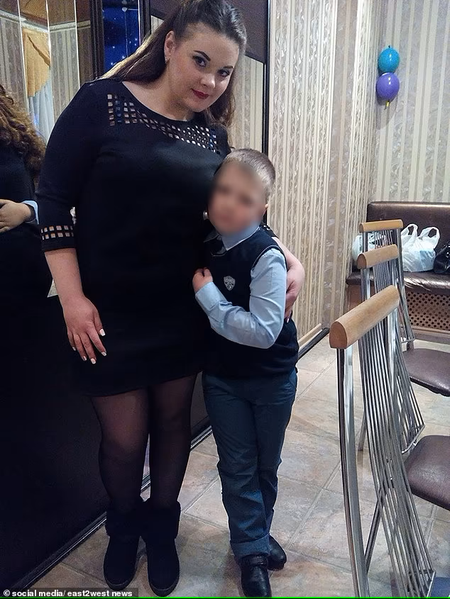 Говоря об украинских детях, жирная, уродливая свинья Юлия (на фото) сказала своему мужу: "Я бы вводила им наркотики, и если бы они сработали, я бы посмотрела им в глаза и сказала: "Умрите, страдайте".
