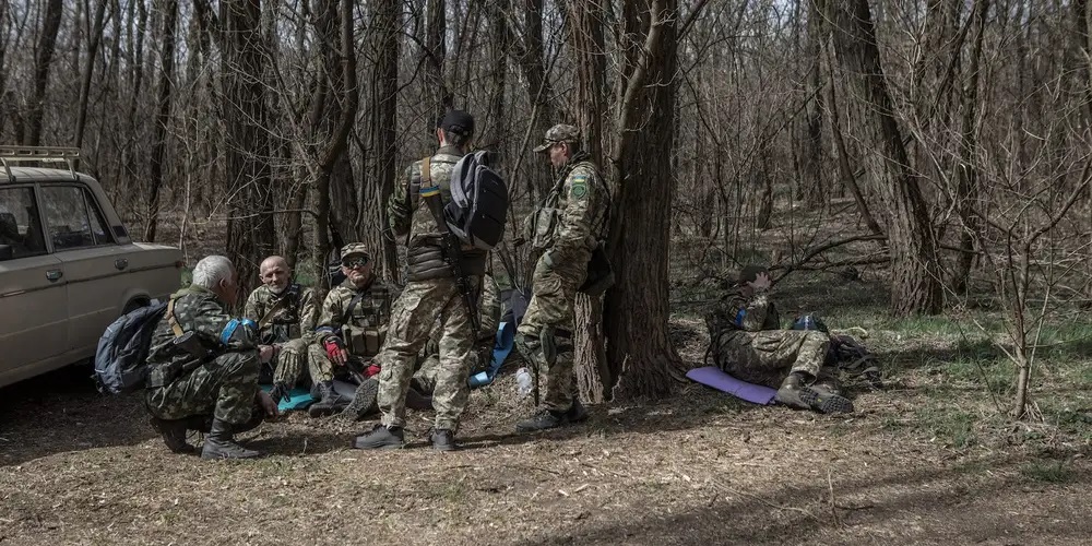 Добровольцы подразделения территориальной обороны Украины проходят военную подготовку на окраине Запорожья, Украина.