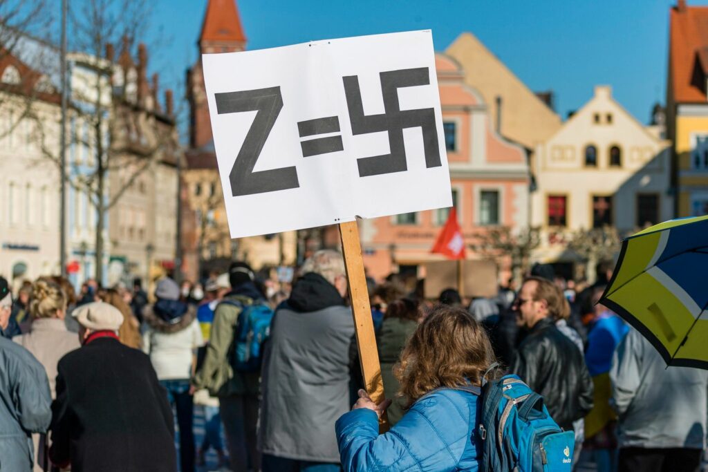 Мирная демонстрация в Котбусе: демонстранты приравнивают Z-символ в поддержку российских войск к свастике 