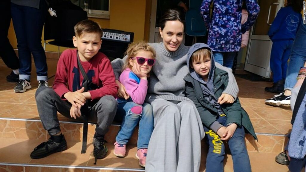 Анджелина Джоли посещает Украину на фоне вторжения в страну 1 На этом снимке, предоставленном мэрией Львова, Анджелина Джоли, голливудская кинозвезда и посол доброй воли УВКБ ООН, позирует для фото с детьми во Львове, Украина, суббота, 30 апреля 2022 года. Госпожа Джоли посетила Украину, чтобы встретиться с детьми, пострадавшими от войны, а также посетить больницы и НПО, помогающие раненым и перемещенным лицам. (Фото Максим Козуцкий)