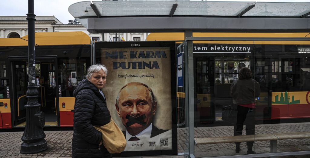 Польша. Плакат в Варшаве с призывом: "Не кормите Путина" 