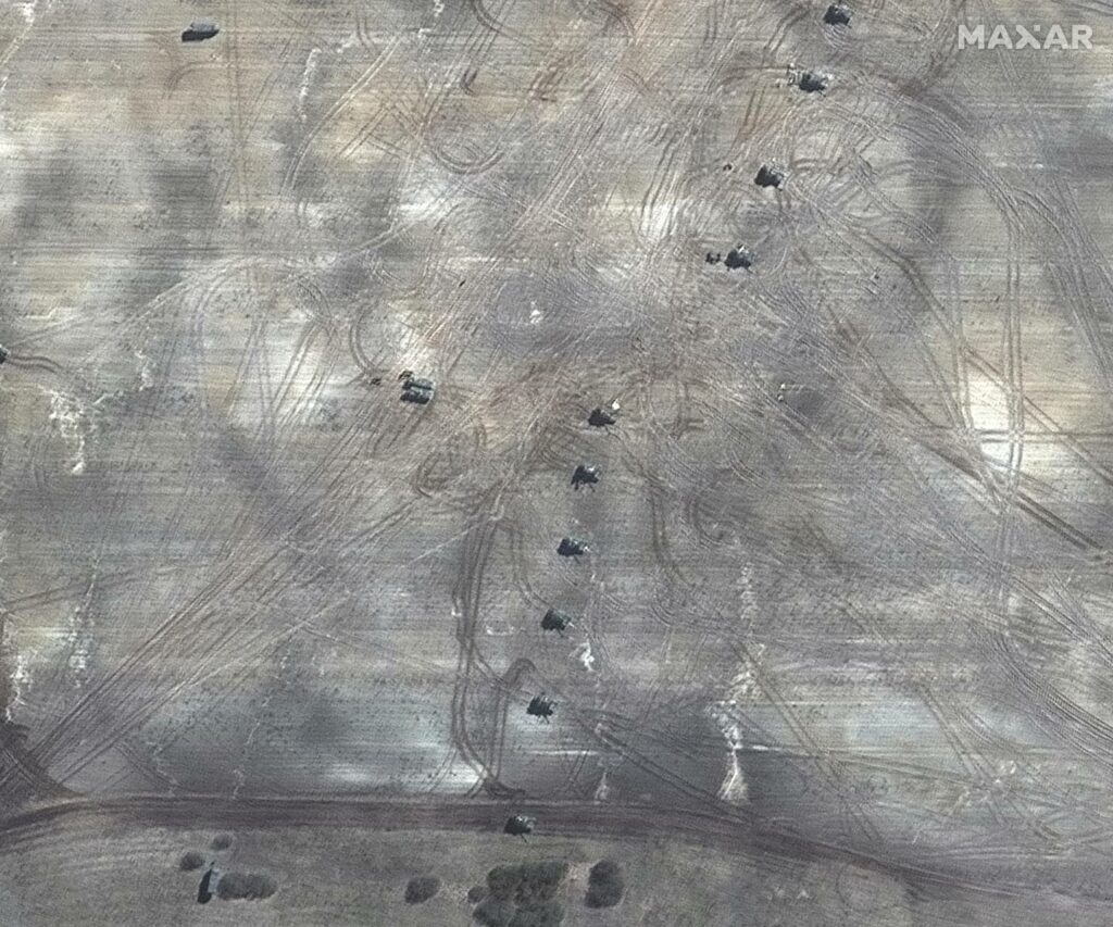 На спутниковом снимке крупным планом видны самоходные гаубицы к северо-востоку от Чернигова, Украина, 16 марта 2022 года. Спутниковый снимок ©2022 Maxar Technologies