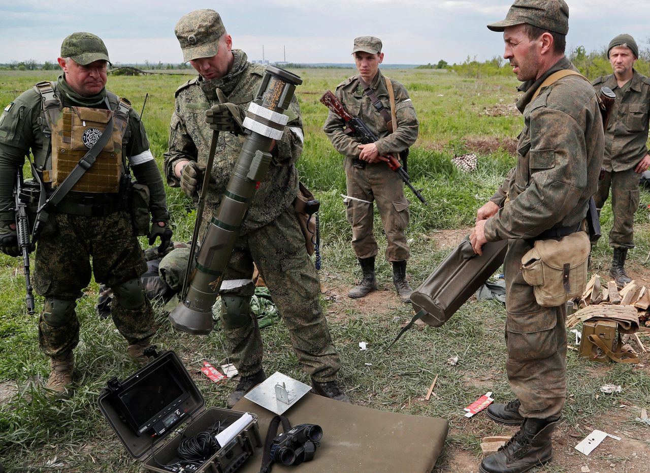 Украина отвергает идею обмена земли на мир 1 Украина. Пророссийские войска в среду возле Светлодарска, города на Донбассе, откуда были выведены украинские войска.