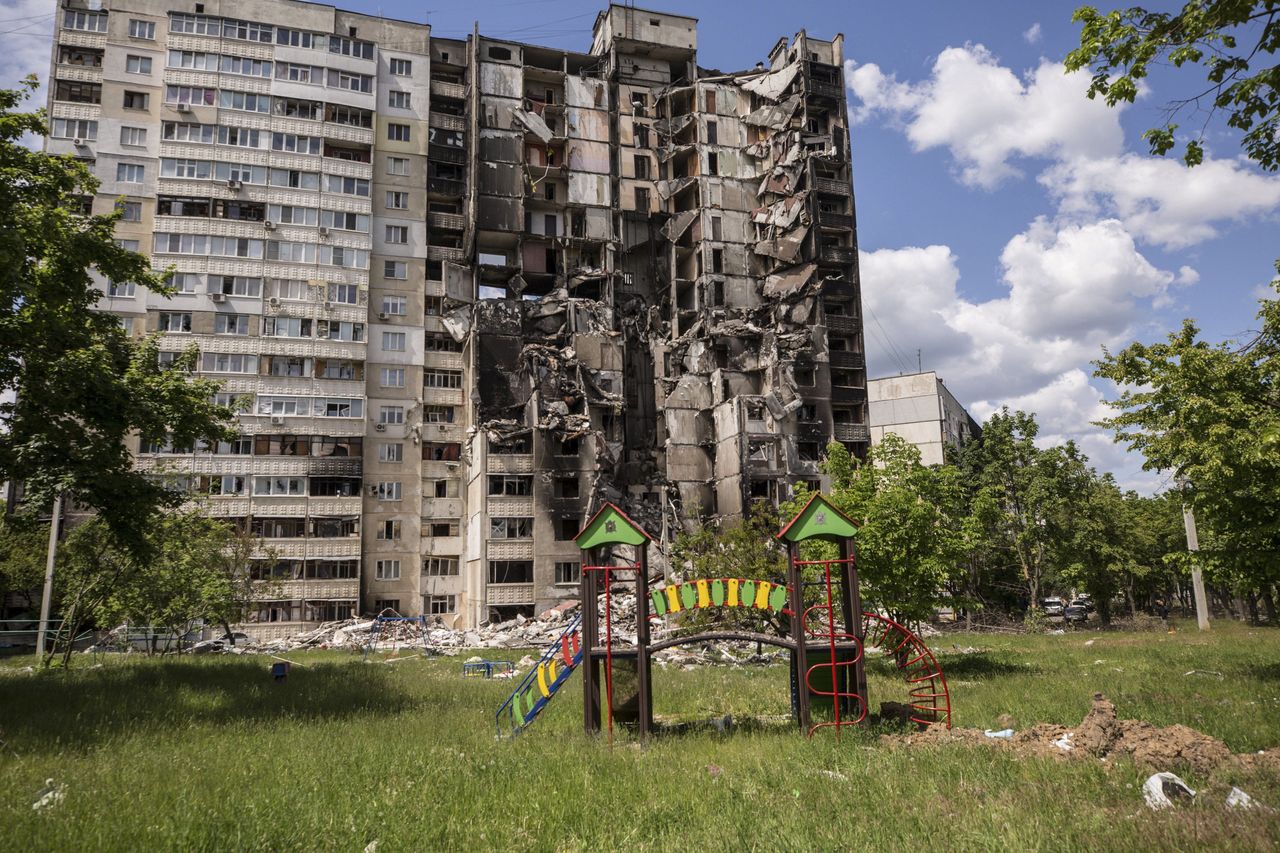 Российские снаряды повредили этот жилой дом в Харькове