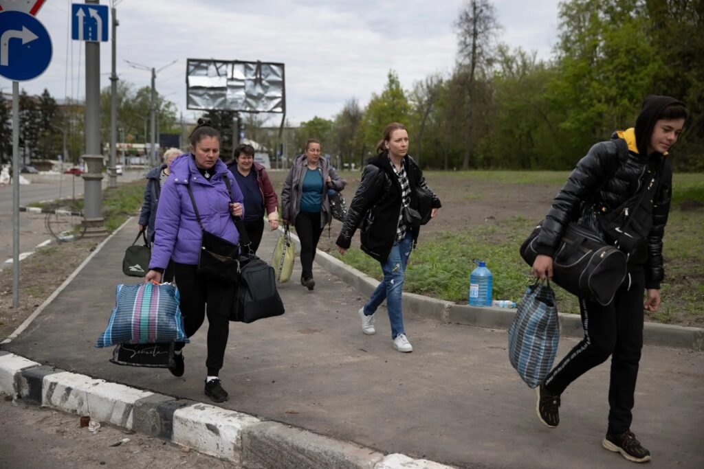В последние дни большая часть оставшегося населения бежала в Харьков.