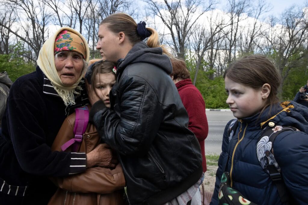 Одна деревня зараз: артиллерийская война в Украине 5 Жители бегут из Руска Лозова на этой неделе.