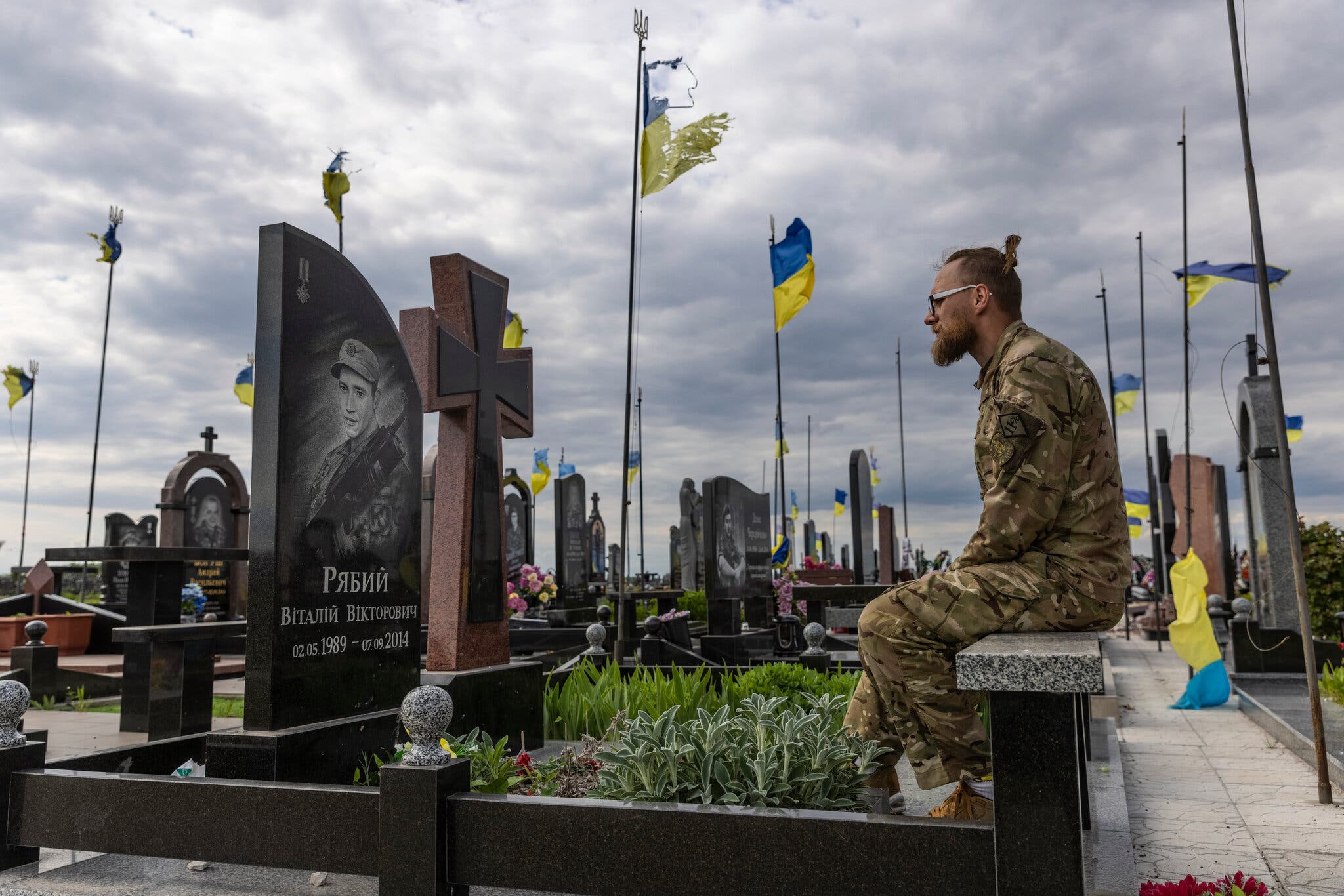 Иван Лут, доброволец территориальной обороны, на участке для ветеранов на Черниговском кладбище. После падения самолета господин Лут и члены его отряда примчались на место происшествия