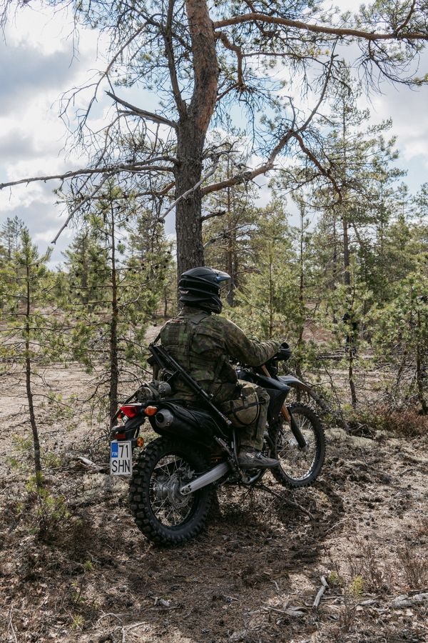 Финский солдат на мотоцикле участвует в учениях "Стрела 22".