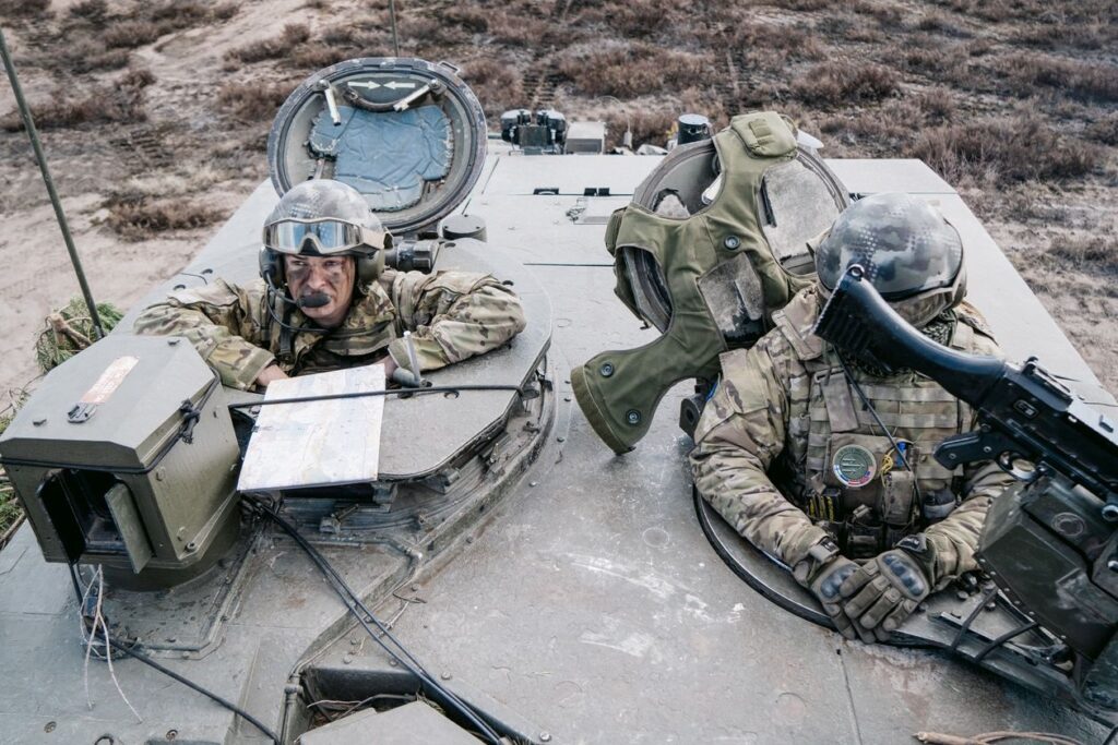 Финляндия проводит военные учения вместе с американскими солдатами в преддверии подачи заявки в НАТО 5 Два британских солдата на бронетранспортере в Ниинисало, Финляндия.
