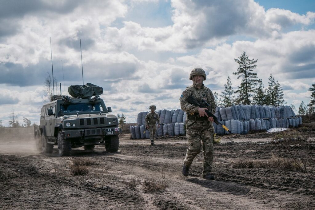 Финляндия проводит военные учения вместе с американскими солдатами в преддверии подачи заявки в НАТО 6 Британские солдаты участвуют в учениях "Стрела 22" в Ниинисало, Финляндия.