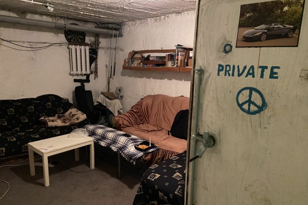 Один из жителей превратил убежище своего многоквартирного дома в свое личное логово.