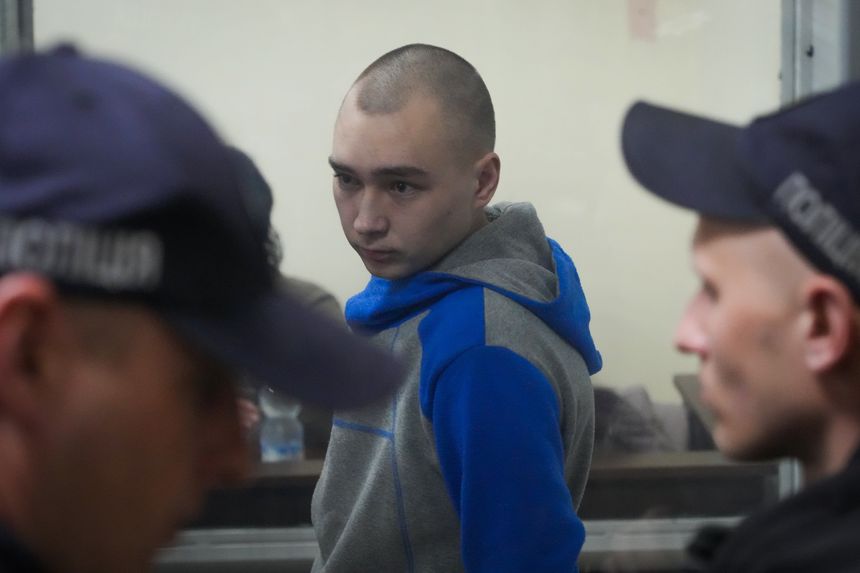 Российский солдат Шишимарин признал вину в первом судебном процессе по делу о военных преступлениях в Украине 1 Российский танкист Вадим Шишимарин был обвинен в том, что произвел несколько выстрелов из автомата Калашникова в безоружного 62-летнего мужчину.