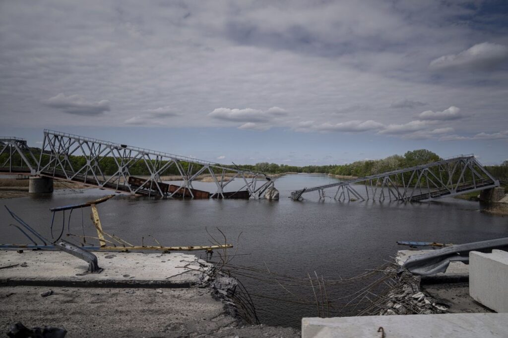 Разрушенный железнодорожный мост частично затоплен в реке Северский Донец в Донецкой области.
ФОТО: ЕВГЕНИЙ МАЛОЛЕТКА/АССОШИЭЙТЕД ПРЕСС